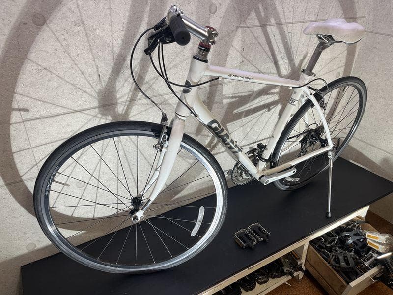 GIANT ESCAPE R3 クロスバイク sizeM　ホワイトカラー