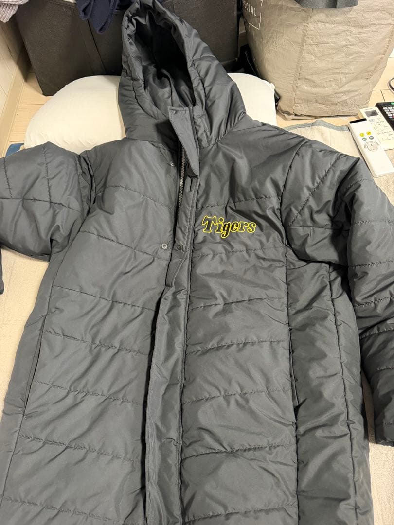 阪神タイガース　ロングコート　プレスサーモ中綿ロングコート　XOサイズ