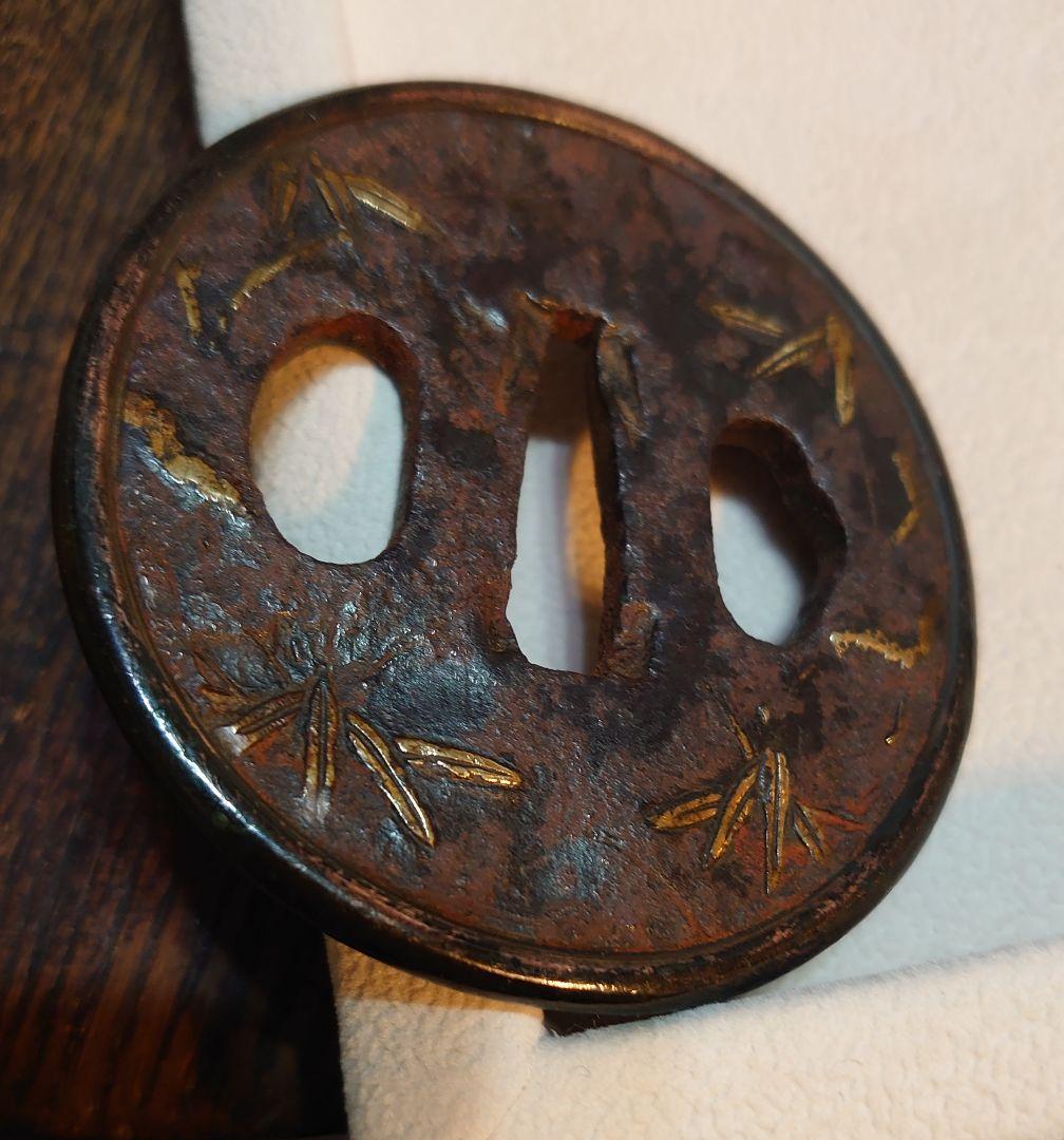 【刀装具】『銅覆輪鍍金笹図鉄地鍔』横7.4cm 縦7cm 厚さ4.1〜5.1mm