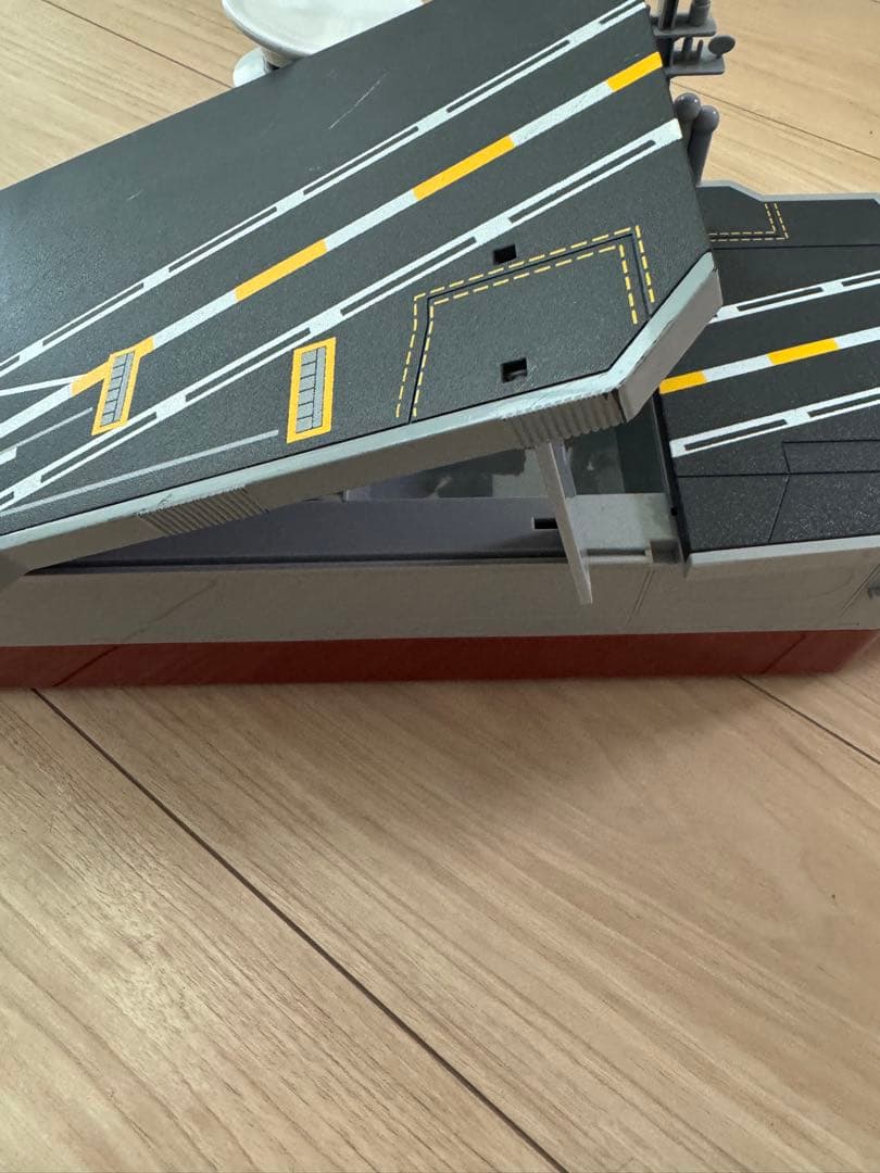 トミカ プレーンズ 航空母艦・飛行機6機・ヘリコプター2機セット