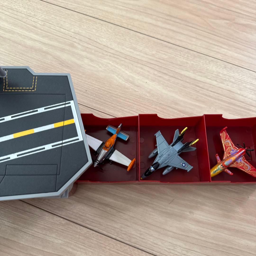 トミカ プレーンズ 航空母艦・飛行機6機・ヘリコプター2機セット