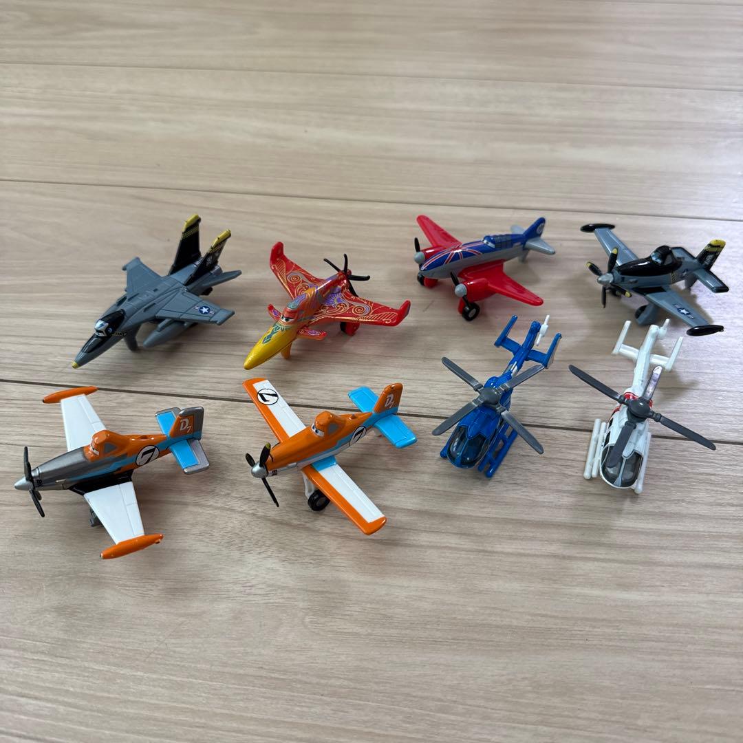 トミカ プレーンズ 航空母艦・飛行機6機・ヘリコプター2機セット