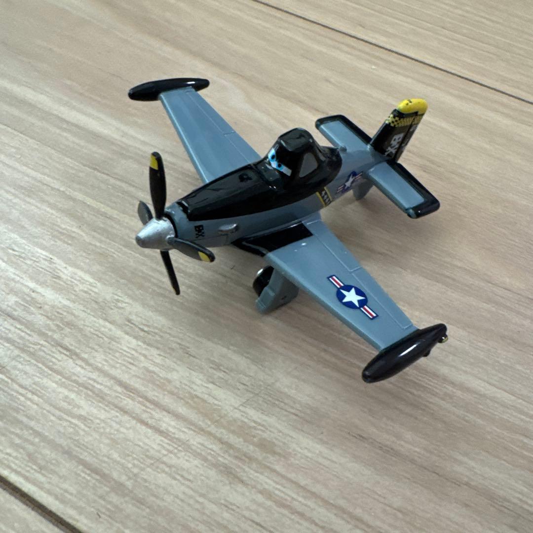 トミカ プレーンズ 航空母艦・飛行機6機・ヘリコプター2機セット