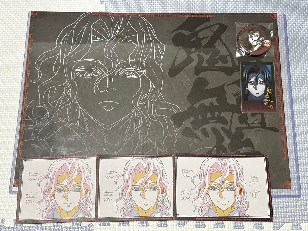 鬼滅の刃 ダイニング 鬼舞辻無惨　ランチョンマット 缶バッジ 箔押しチェキ