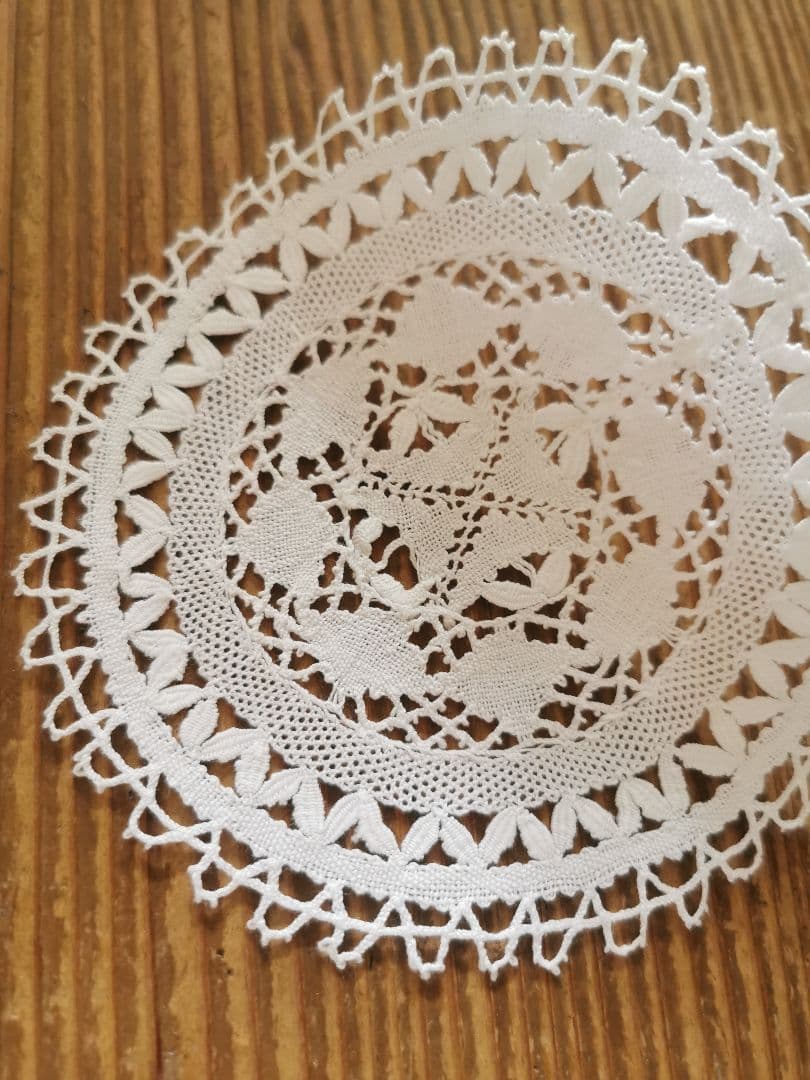 アンティーク マルチーズレース ラウンド小ドイリー 涼やかな麻糸 マルタ十字✠