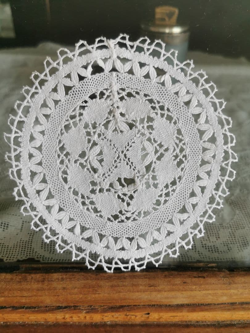 アンティーク マルチーズレース ラウンド小ドイリー 涼やかな麻糸 マルタ十字✠