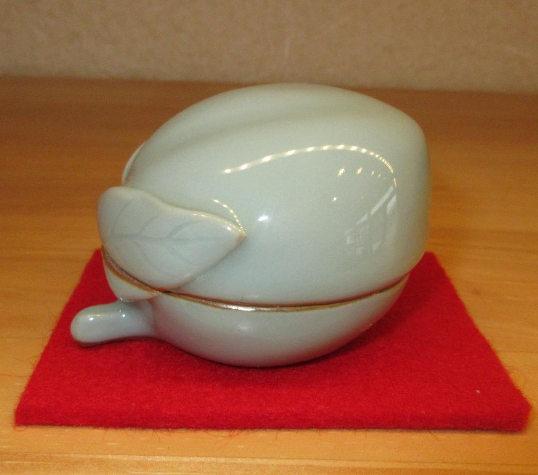 送料込【逢絢亭・新品】茶道具 香合 京焼 青磁 桃の形 諏訪蘇山 共箱入り