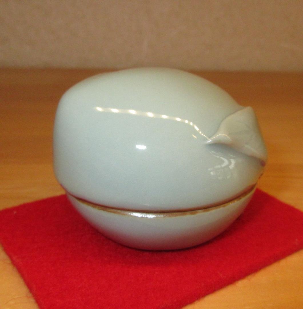 送料込【逢絢亭・新品】茶道具 香合 京焼 青磁 桃の形 諏訪蘇山 共箱入り