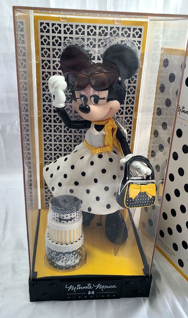 ミニーマウスシグネイチャードール Minnie Mouse Signature