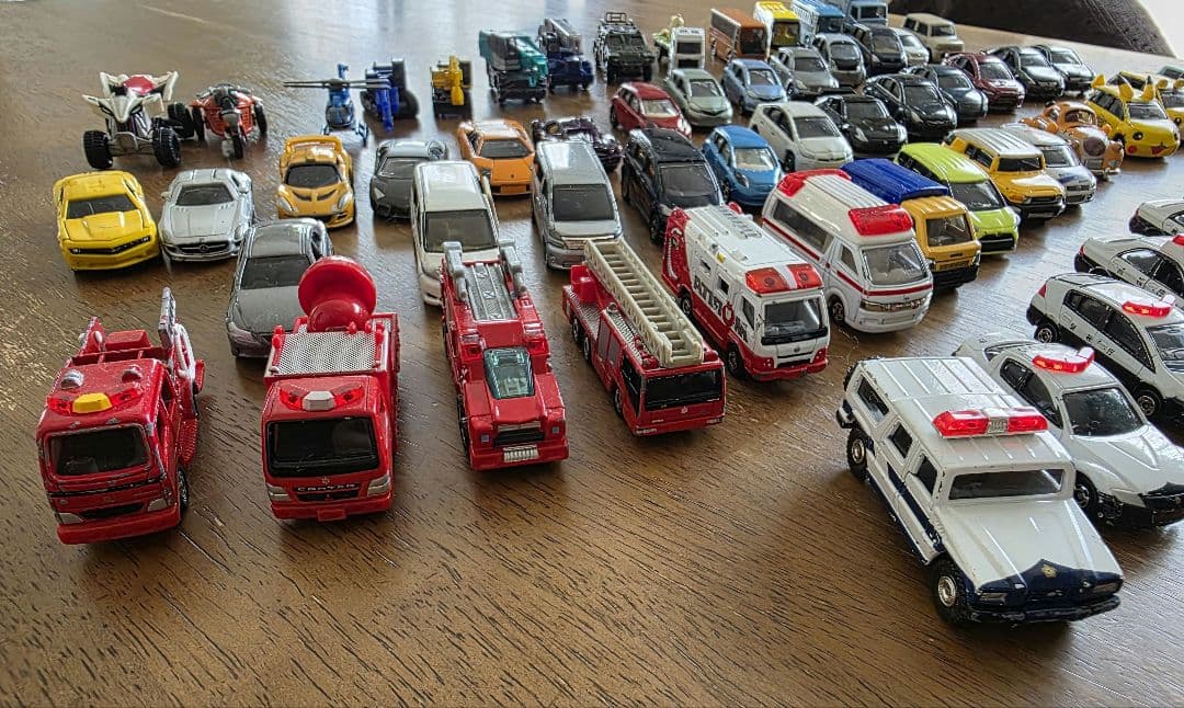 トミカまとめ売り　75台＋パーキングケース2ケース