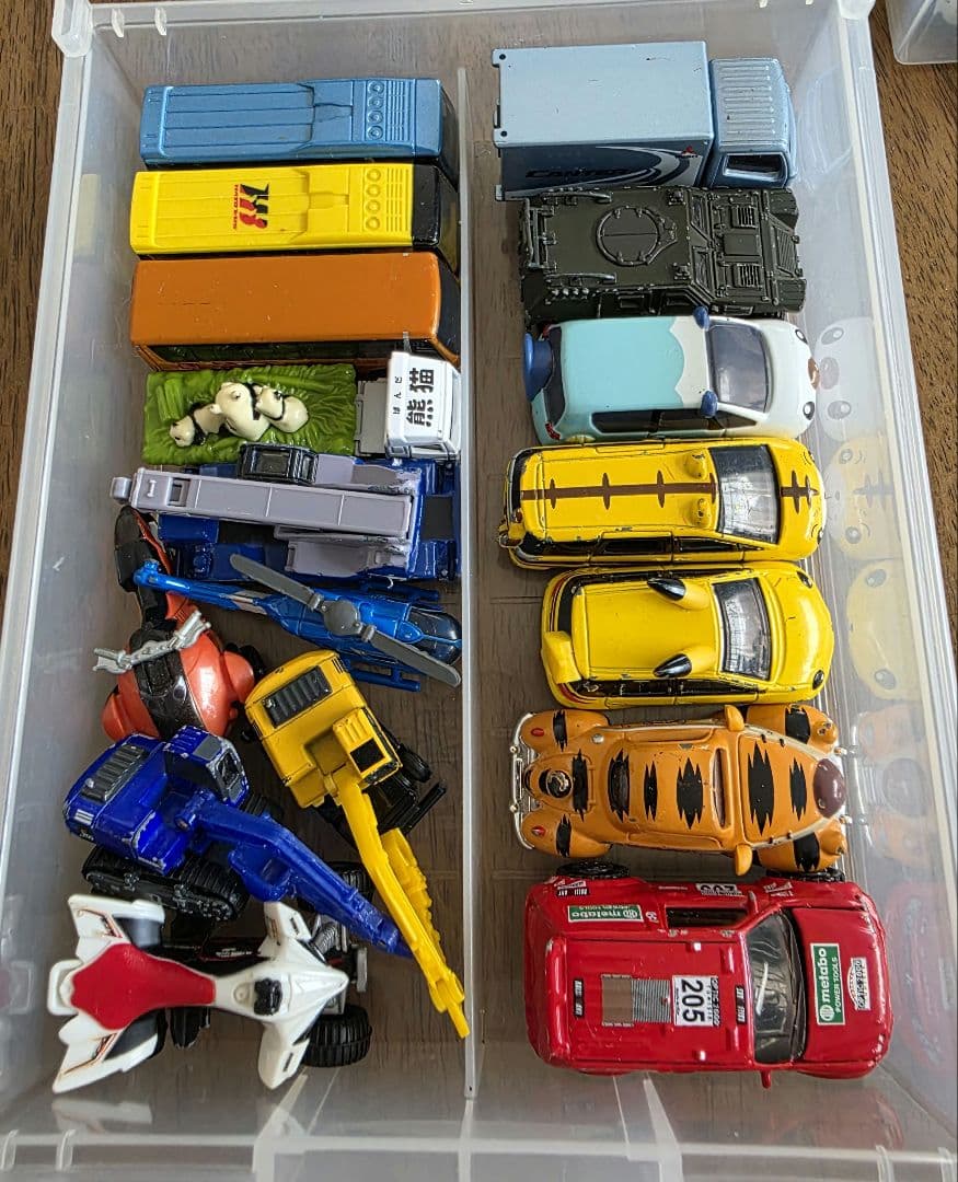 トミカまとめ売り　75台＋パーキングケース2ケース