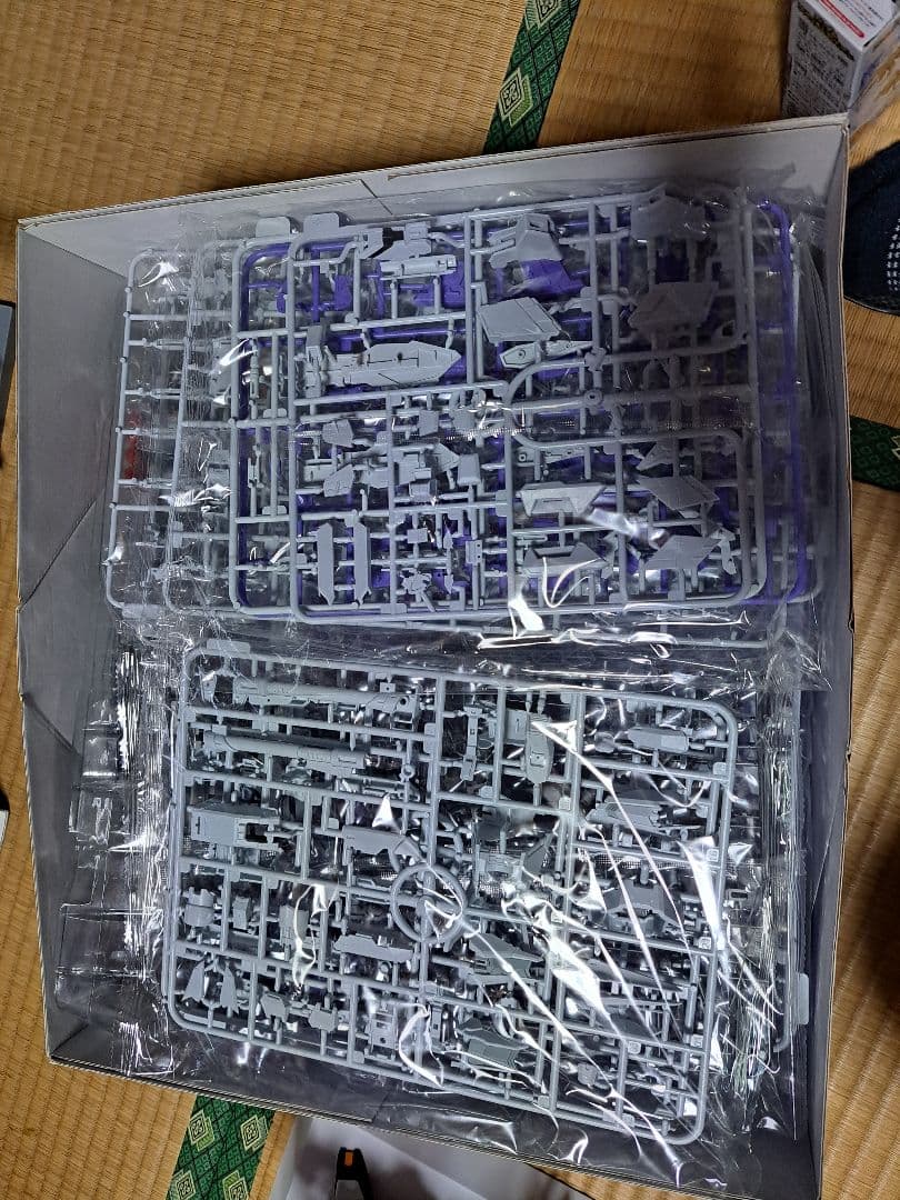 V-TIGER　1/100 MG Hi-νガンダム 塗装済ウェポン付き