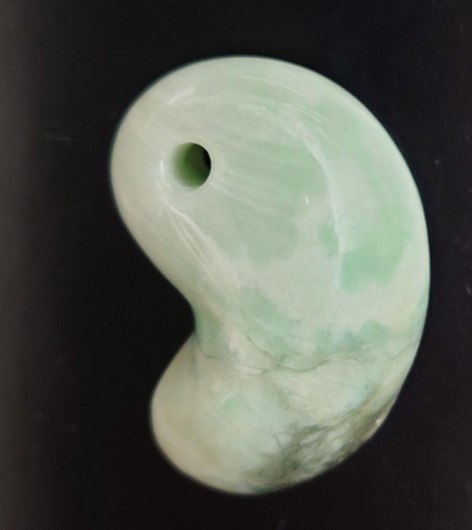 糸魚川翡翠　勾玉　ぷっくり　複雑紋様