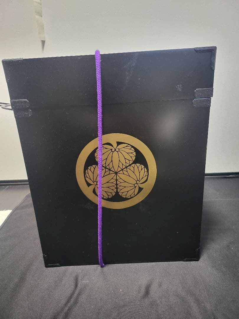 伝統的な青と黒の等身大日本甲冑（鎧立て無し）