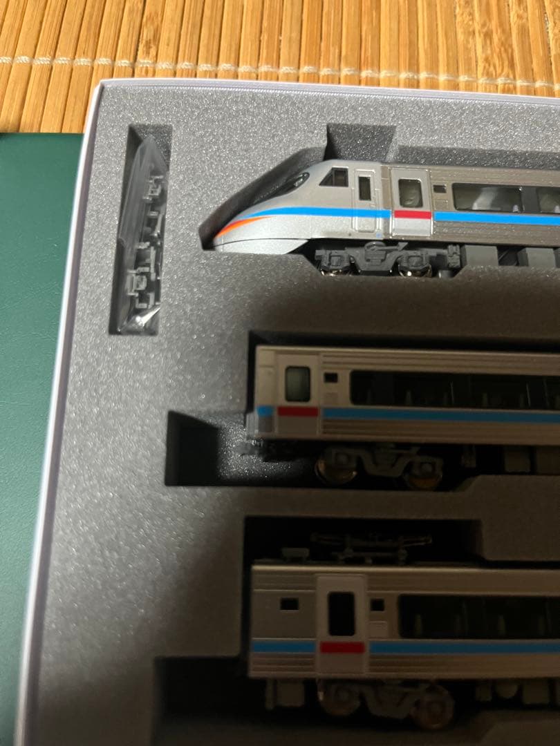 KATO JR四国 8000系　旧塗装　エラー対応屋根付　品番　10-1940