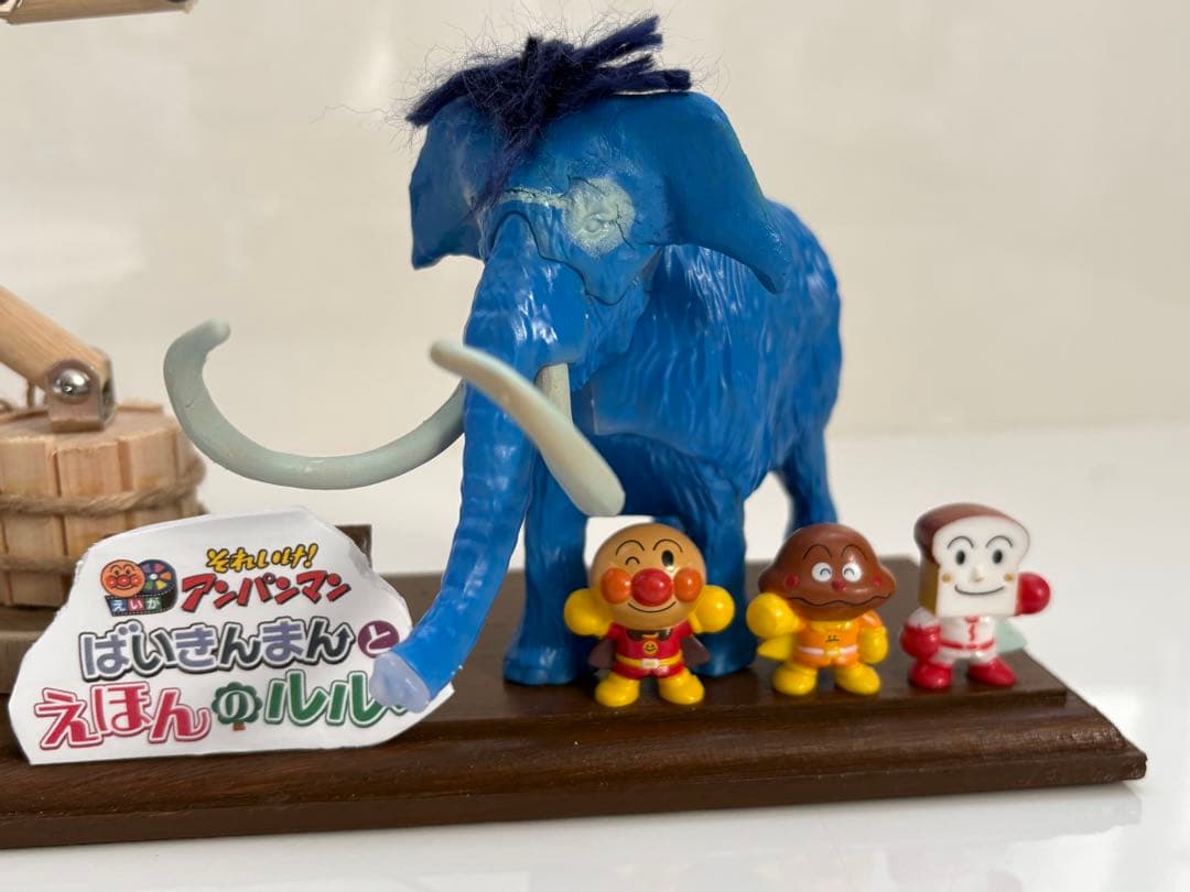 ばいきんまんとえほんのルルン　置物