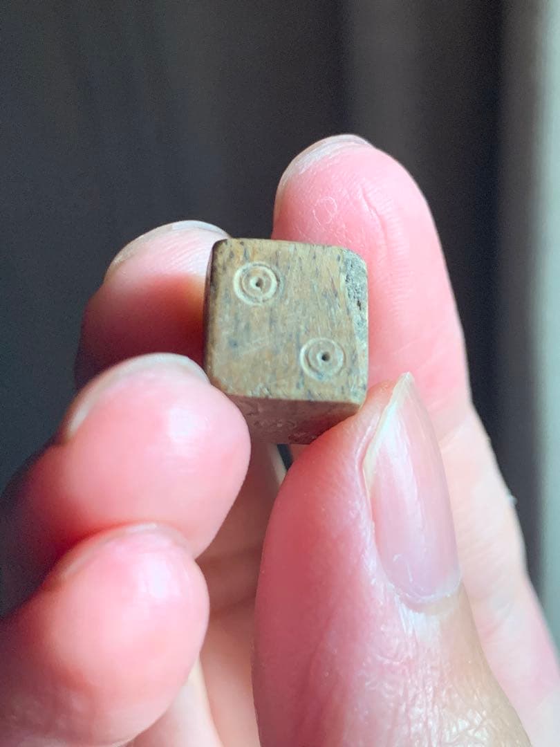 世界最古の六面体サイコロ　ダイス　紀元前600年頃　根付　古銭　出土　石器　土器