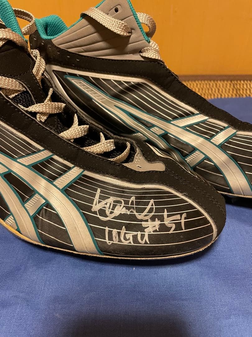 イチロー　2010年　マリナーズホーム公式戦実使用直筆サイン入りスパイク