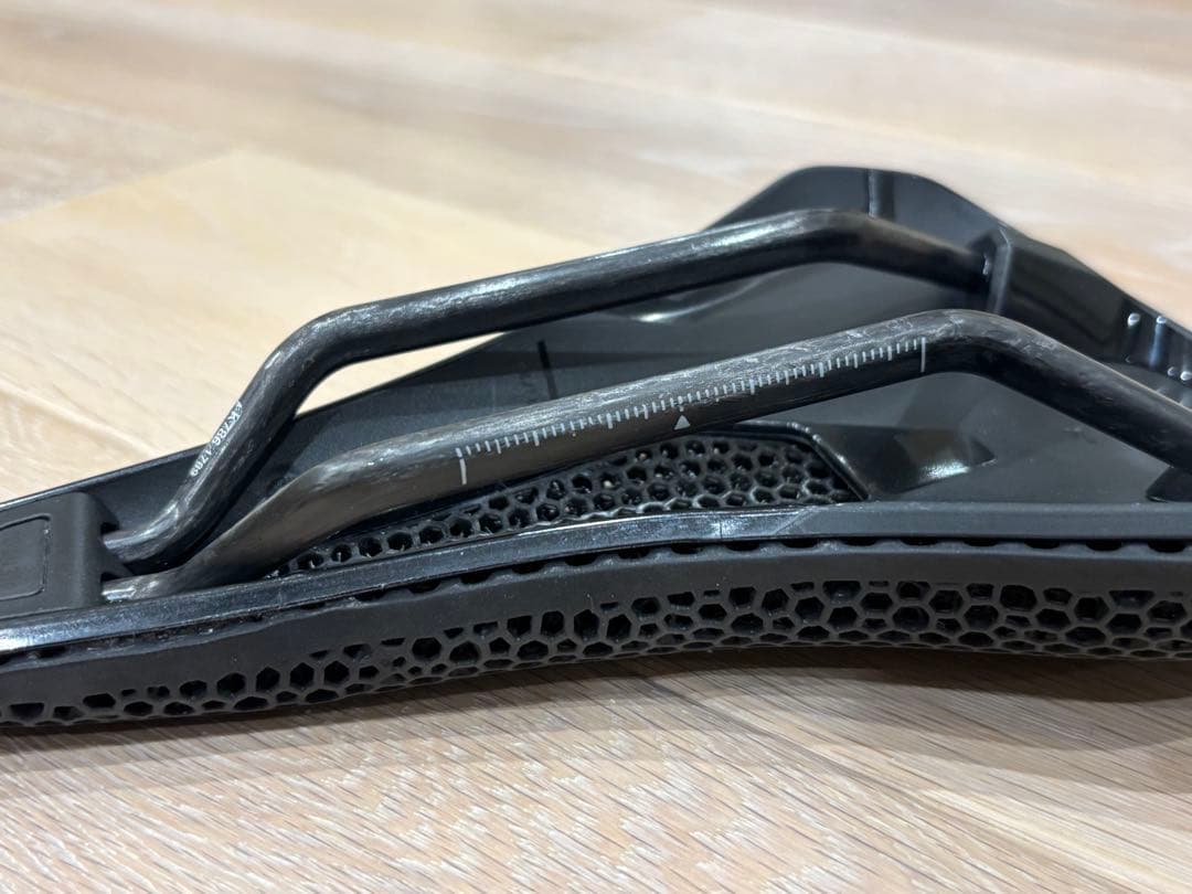 Fizik Argo Adaptive Vento R1 サドル 140mm