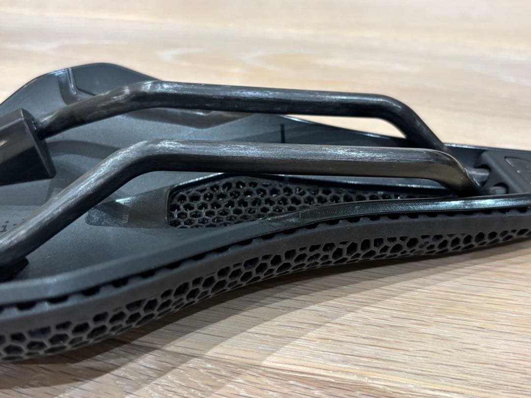 Fizik Argo Adaptive Vento R1 サドル 140mm