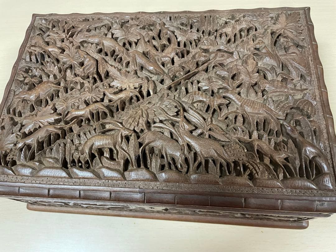 ヤギ　インド　アニマル　カシミール　伝統工芸品　ウォルナット　木製彫刻　ボックス