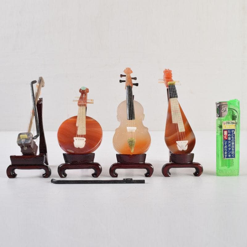 中国　赤瑪瑙彫刻　小さな楽器　弦楽器など　4点　箱付　V　9210