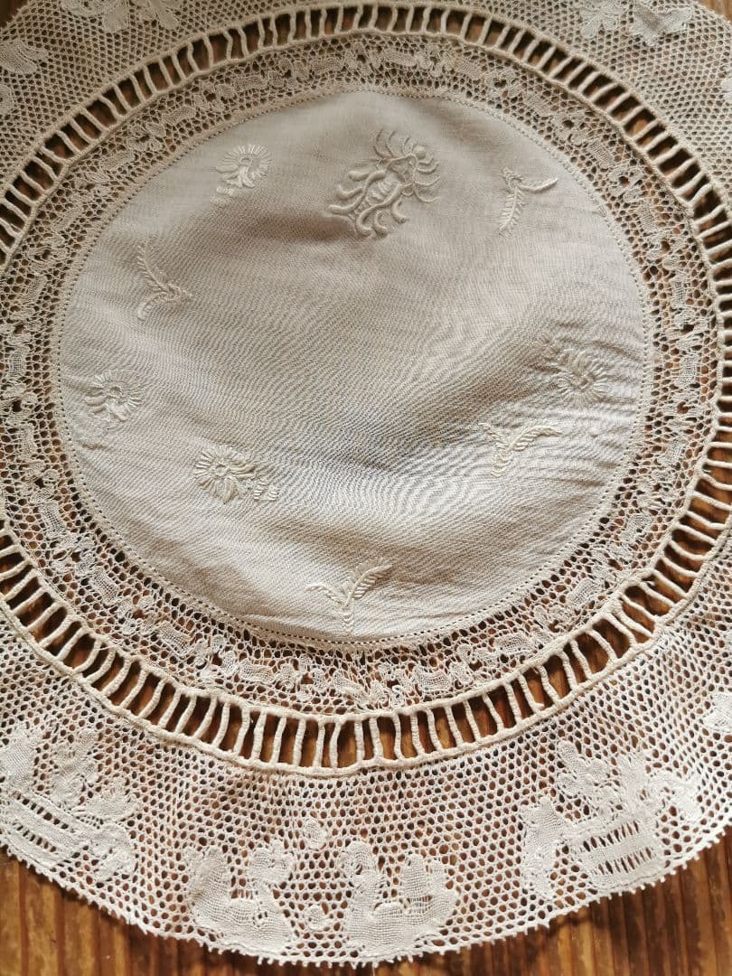 アンティーク 蛍 白鳥 手刺繍リネンドイリー ポワンドパリ 淡いグリーンエクリュ