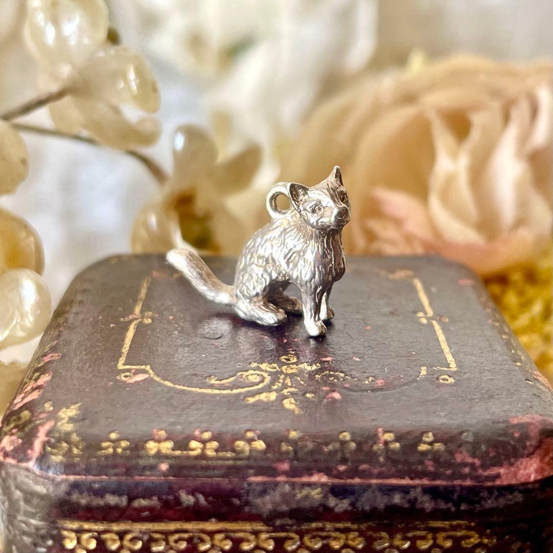 シルバー製猫のチャーム　ペンダントトップ　イギリスヴィンテージ　キャットネコねこ