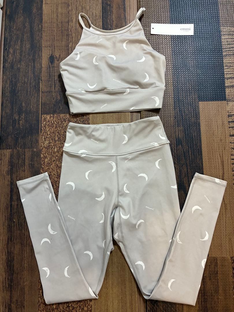 新品同emmi yogaエミヨガ　ヨガウェア　グレージュ×ムーン　ペイントタッチ