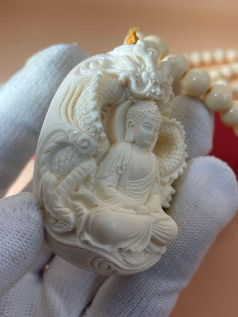 象牙調仕上げペンダント　極細工彫刻　盤龍観音　大変レア　御守り　厄除け　厄祓い
