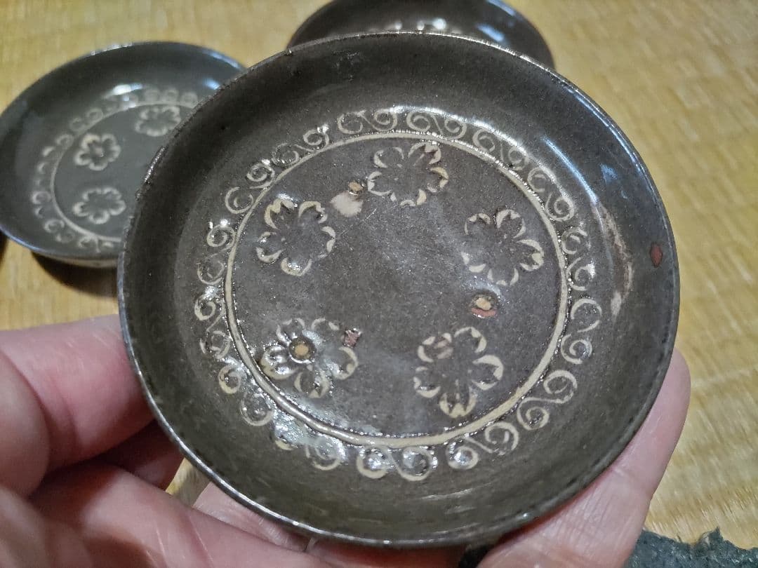 古唐津　５枚セット　平盃・小皿（黒）三島・象嵌　桜花　椎の峰窯