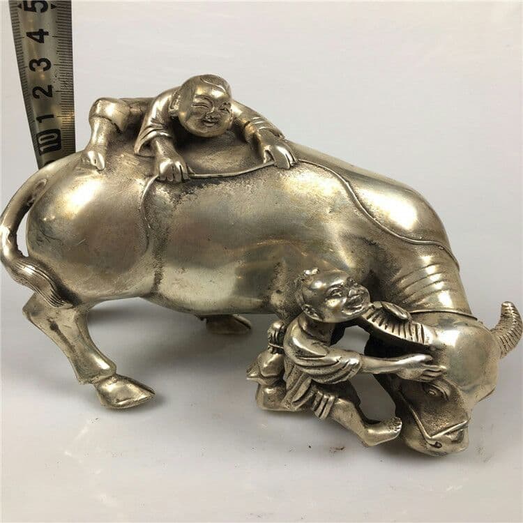 古白銅の子供たち牛の家の装飾品の置物を放します.