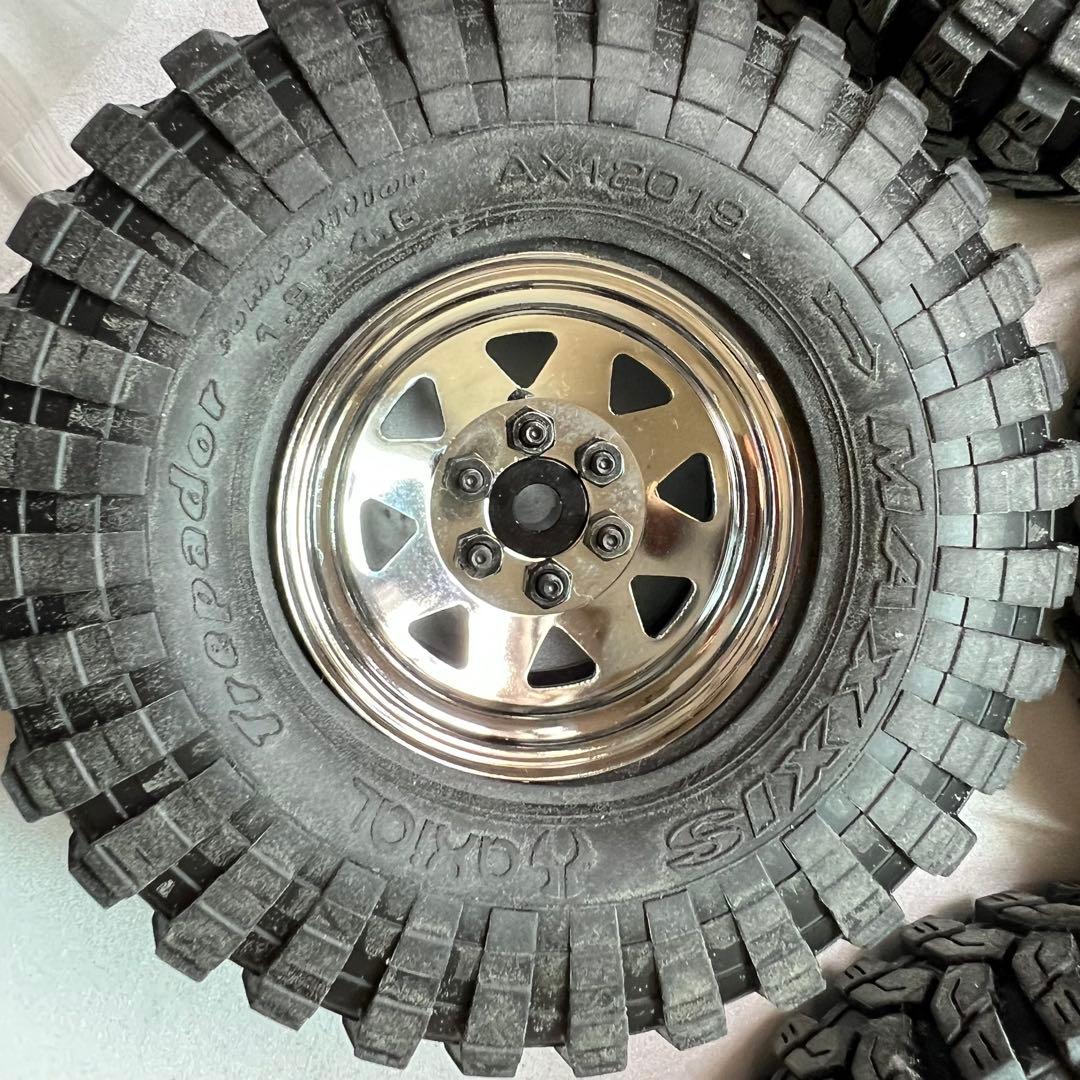 RC4WD 6LUG1.9クロームホイール、axial純正トレパドールタイヤ