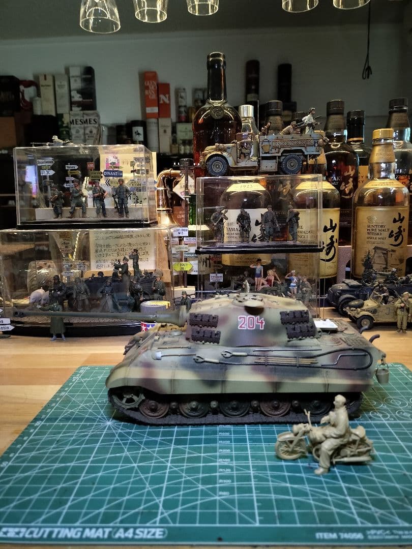 ミリタリー 1/35 ドイツ軍兵９体フィギュアセット&1/35キングタイガー