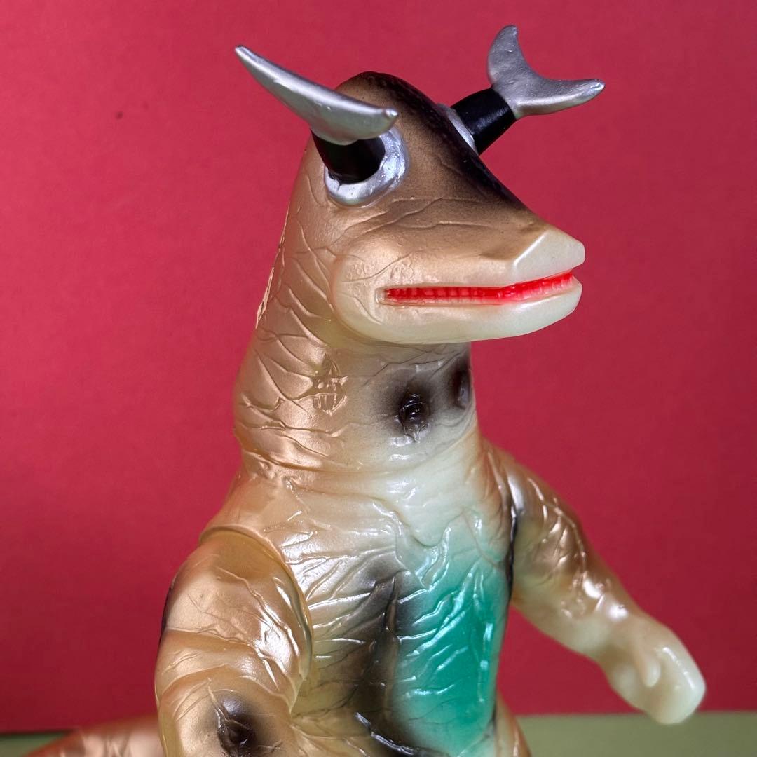 か*き様 ブルマァク　怪獣シリーズ エレキング　蓄光ゴールド