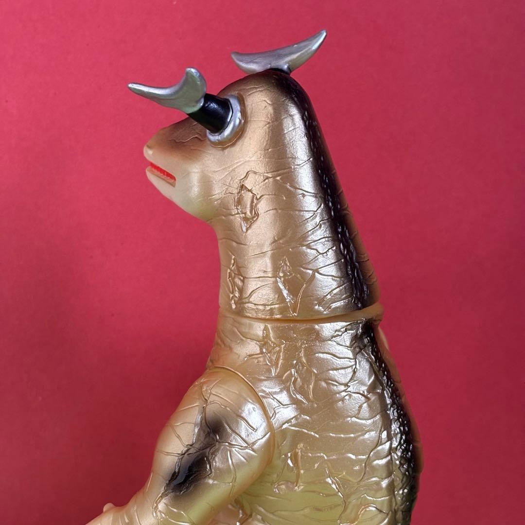 か*き様 ブルマァク　怪獣シリーズ エレキング　蓄光ゴールド