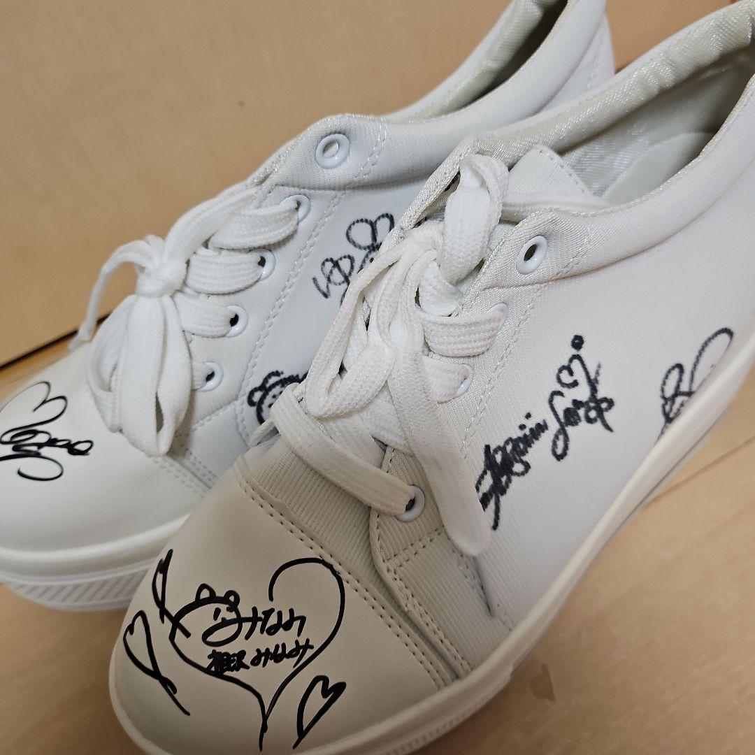 アイポケ 直筆サイン入りスニーカー