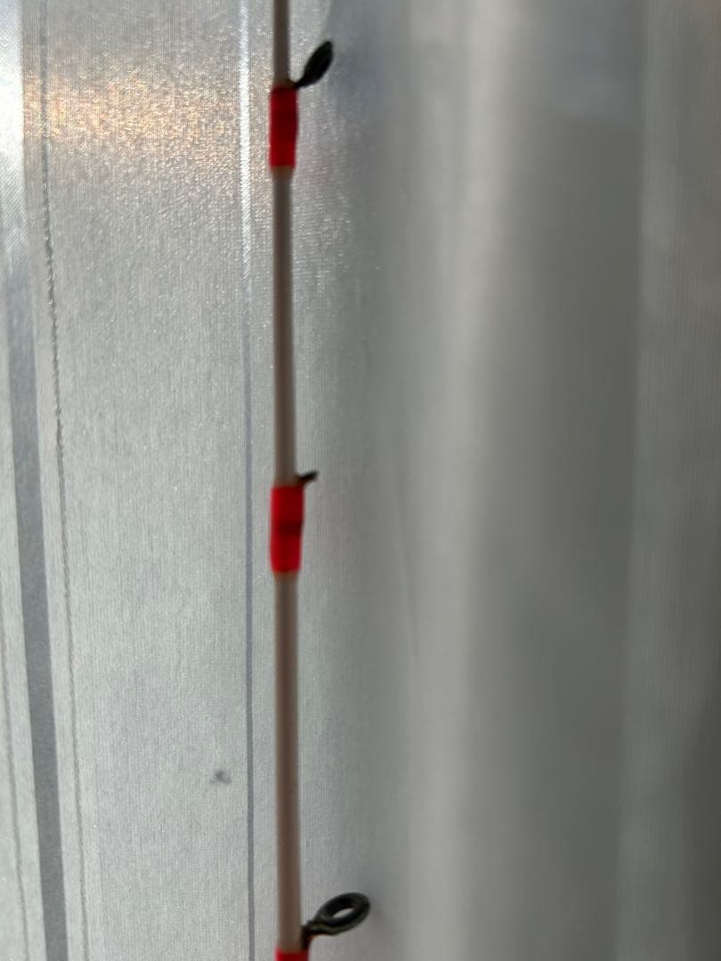 【美品】【ジャンク品】￼釣竿　底もの用￼ 赤いスピニングロッド