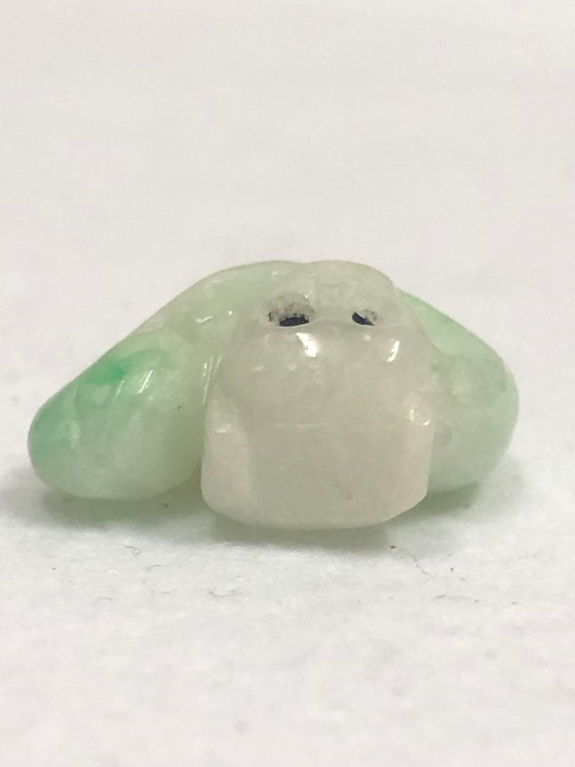 翡翠 (ジェダイト) 白猿 桃の実 根付 中国美術