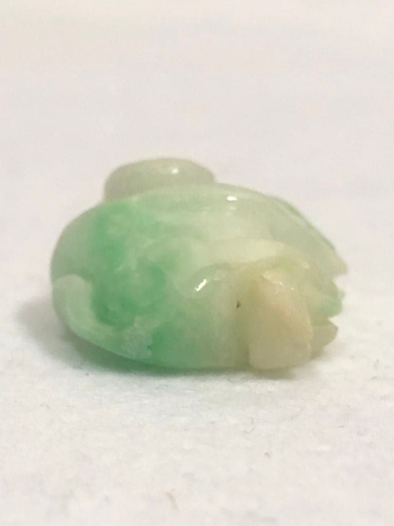 翡翠 (ジェダイト) 白猿 桃の実 根付 中国美術