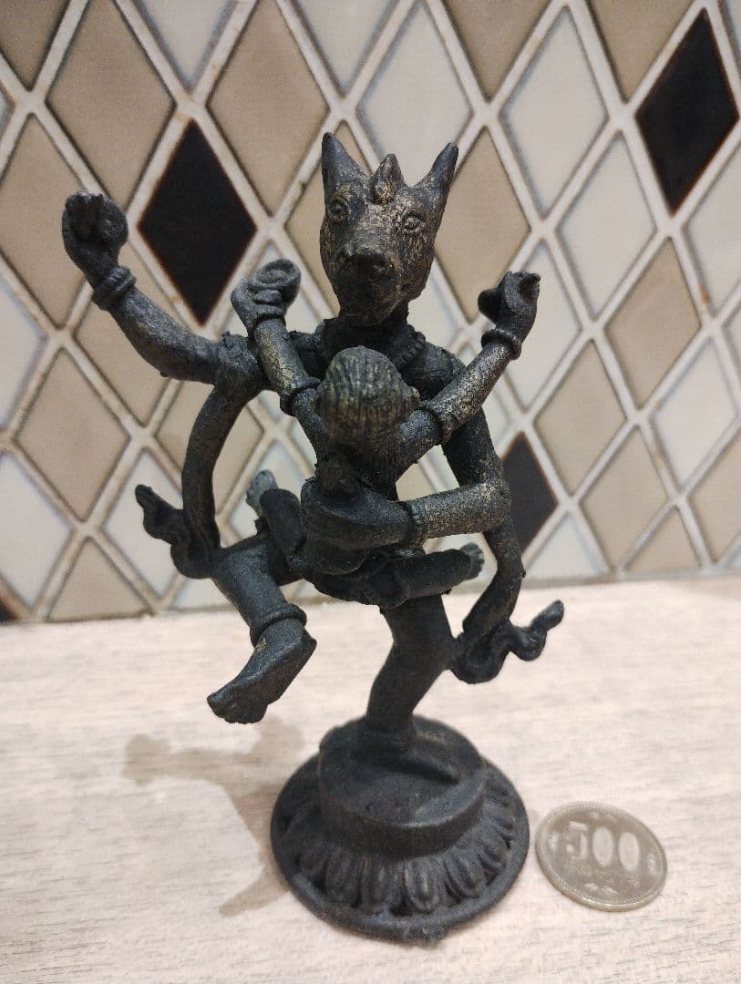 多腕の神話的金属像