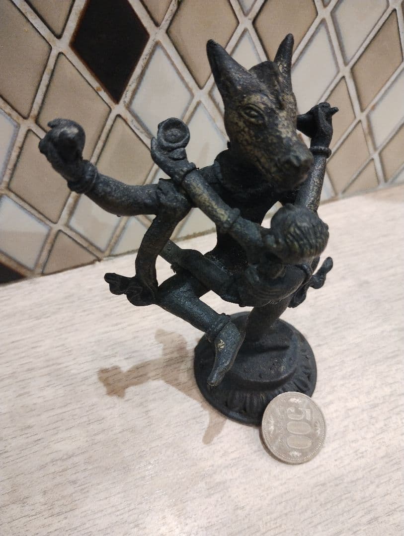 多腕の神話的金属像