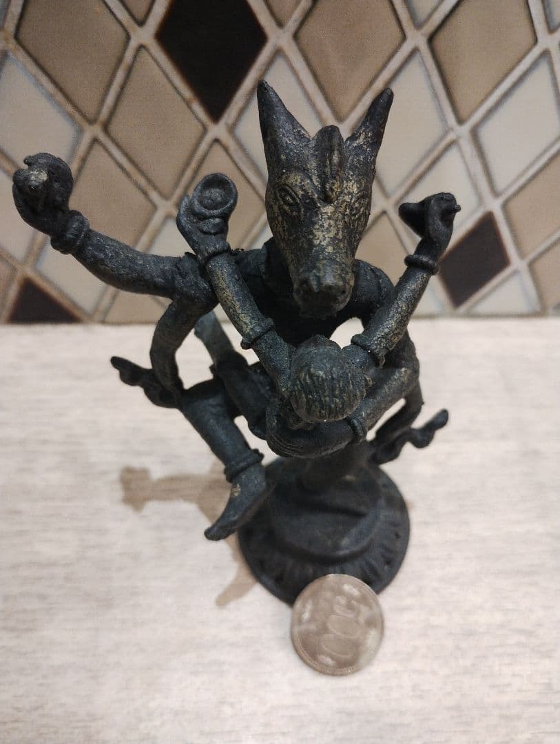 多腕の神話的金属像