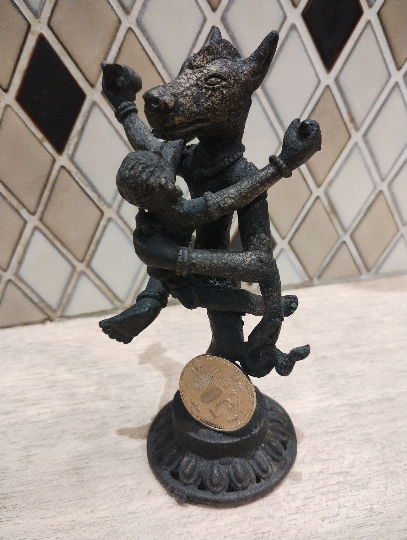 多腕の神話的金属像