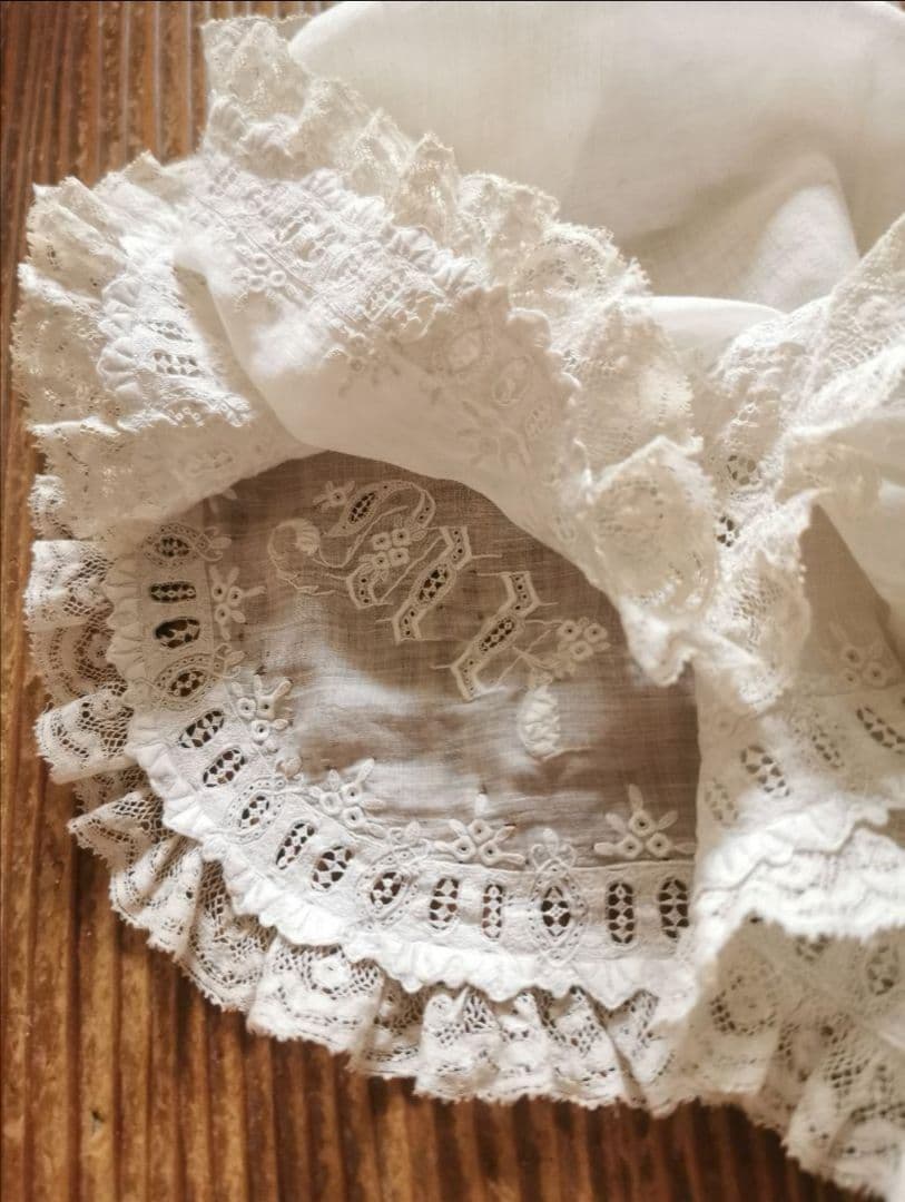 アンティーク 奇跡の極細糸刺繍 極小盛上げスカラップ 美しいウェディングハンカチ