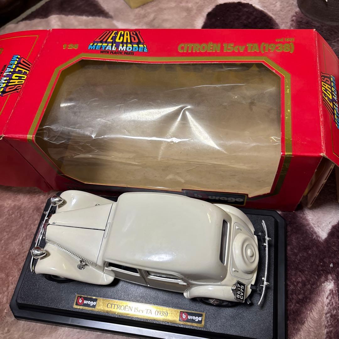 ブラーゴ社シトロエン15cv TAダイキャストメタルモデル　1/24 アイボリー