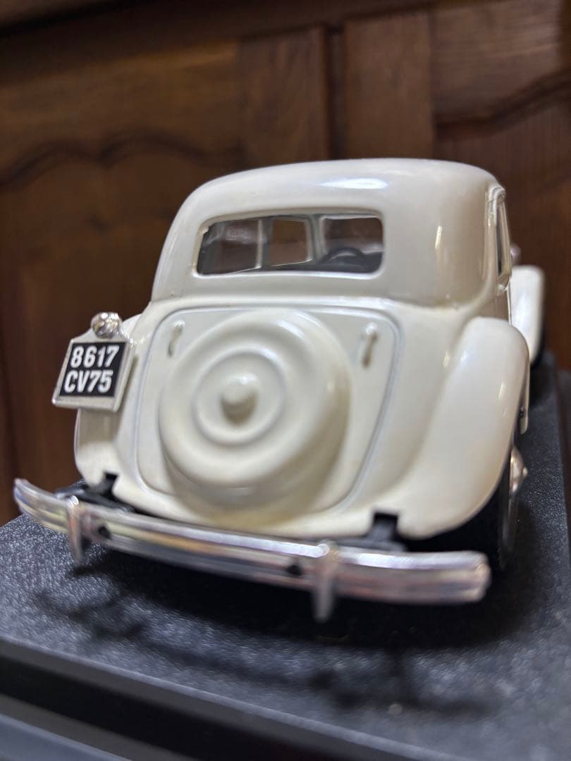 ブラーゴ社シトロエン15cv TAダイキャストメタルモデル　1/24 アイボリー