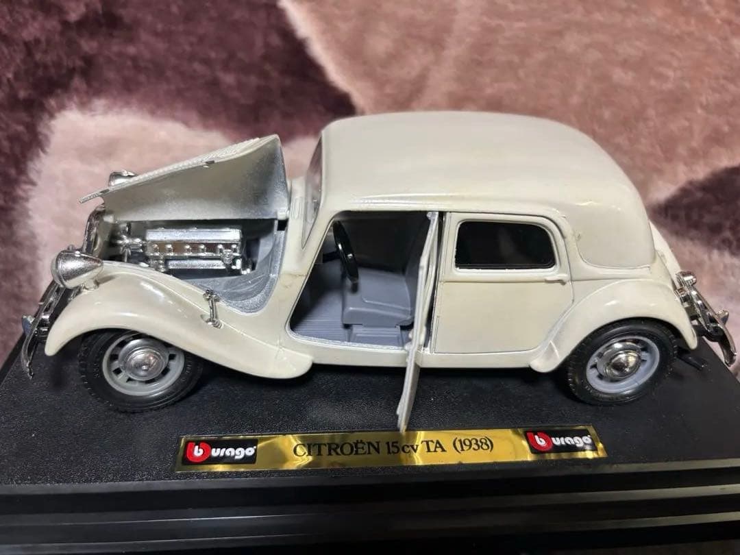 ブラーゴ社シトロエン15cv TAダイキャストメタルモデル　1/24 アイボリー
