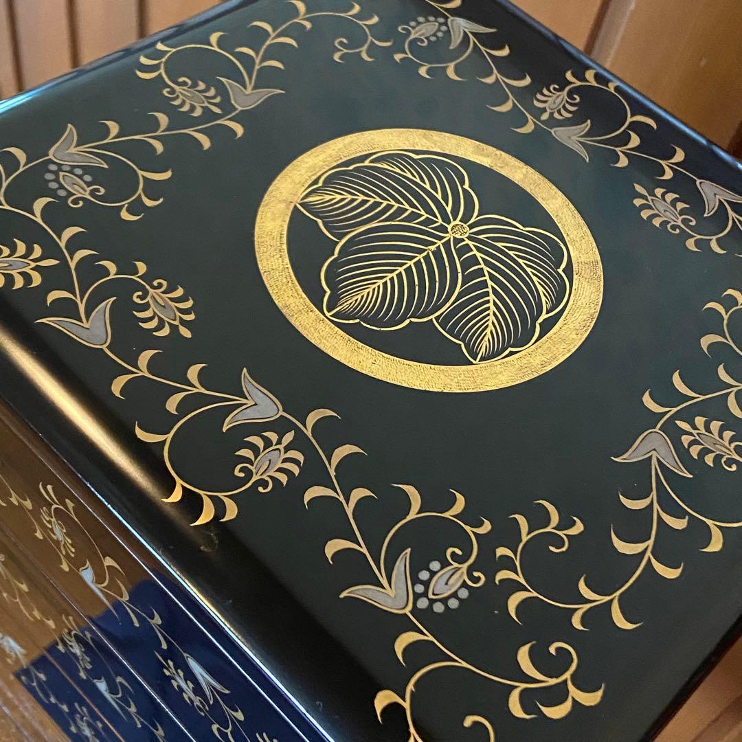 輪島塗　五段重箱　定紋重箱　蒔絵唐草　点彫り沈金　共箱付