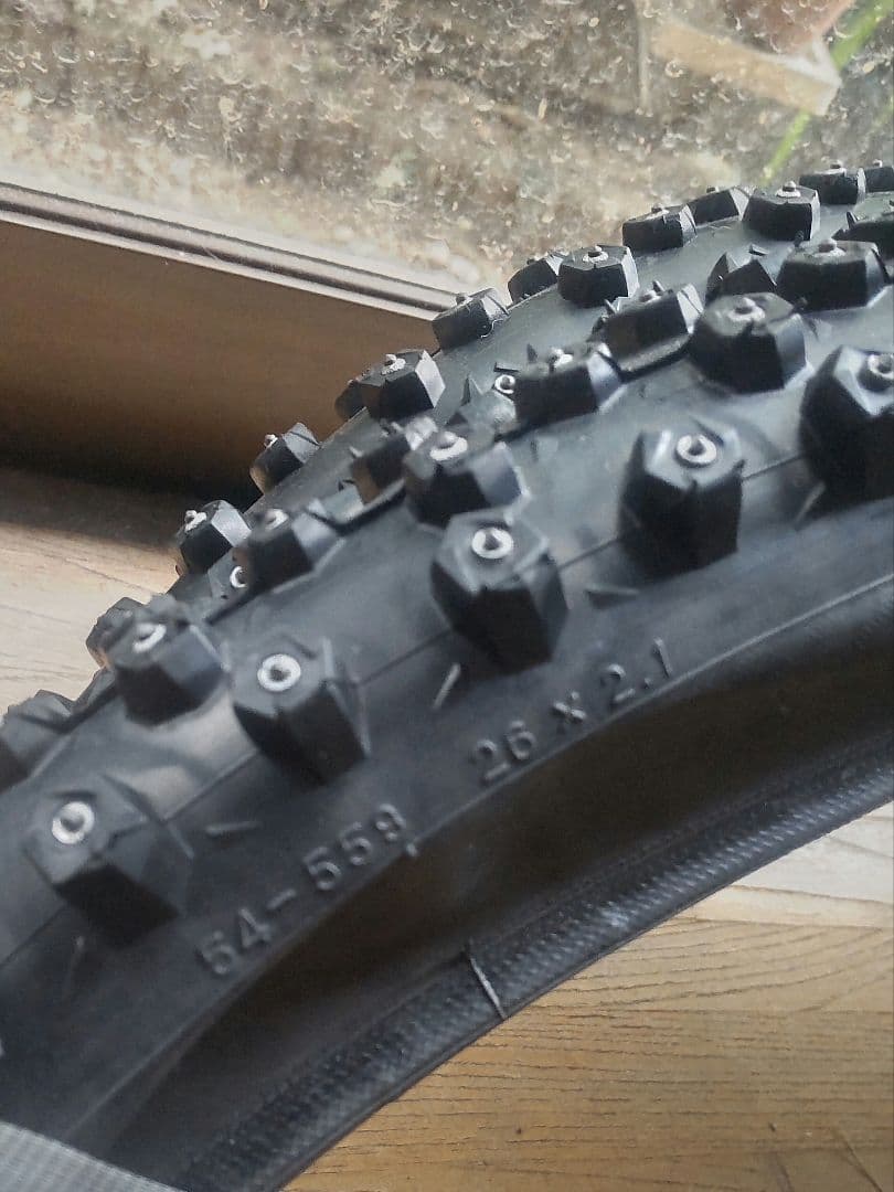 シュワルベスパイクタイヤ　2つ